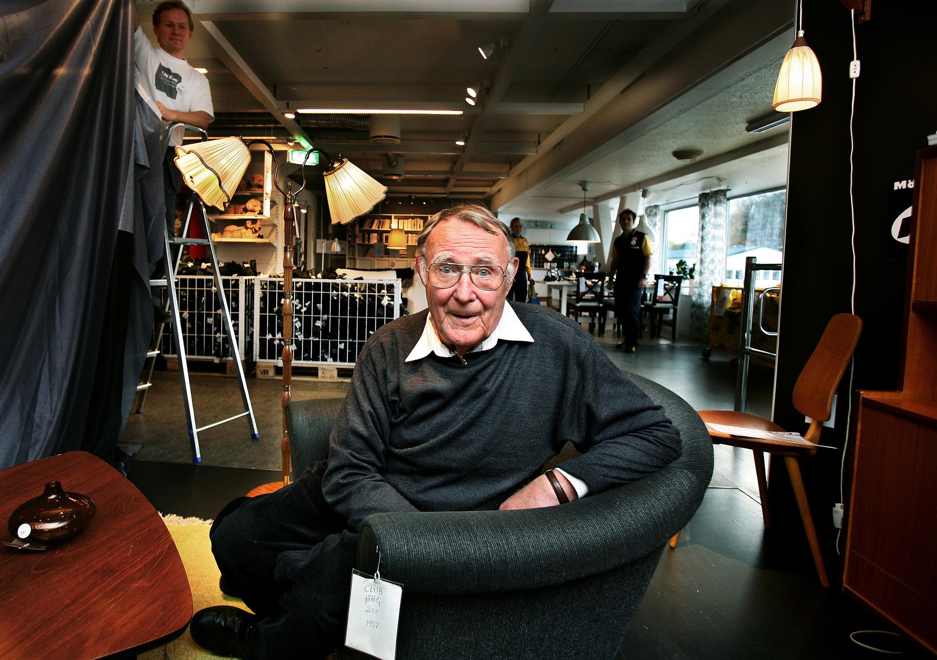 Ingvar Kamprad, Senior advisor och grundare av möbelvaruhuset IKEA. På första IKEA varuhuset i Älmhult. Här sitter Ingvar i sin favoritfåtölj från 50-talet, i den lilla specialhörnan med äldre möbler inför 50-års jubileet.