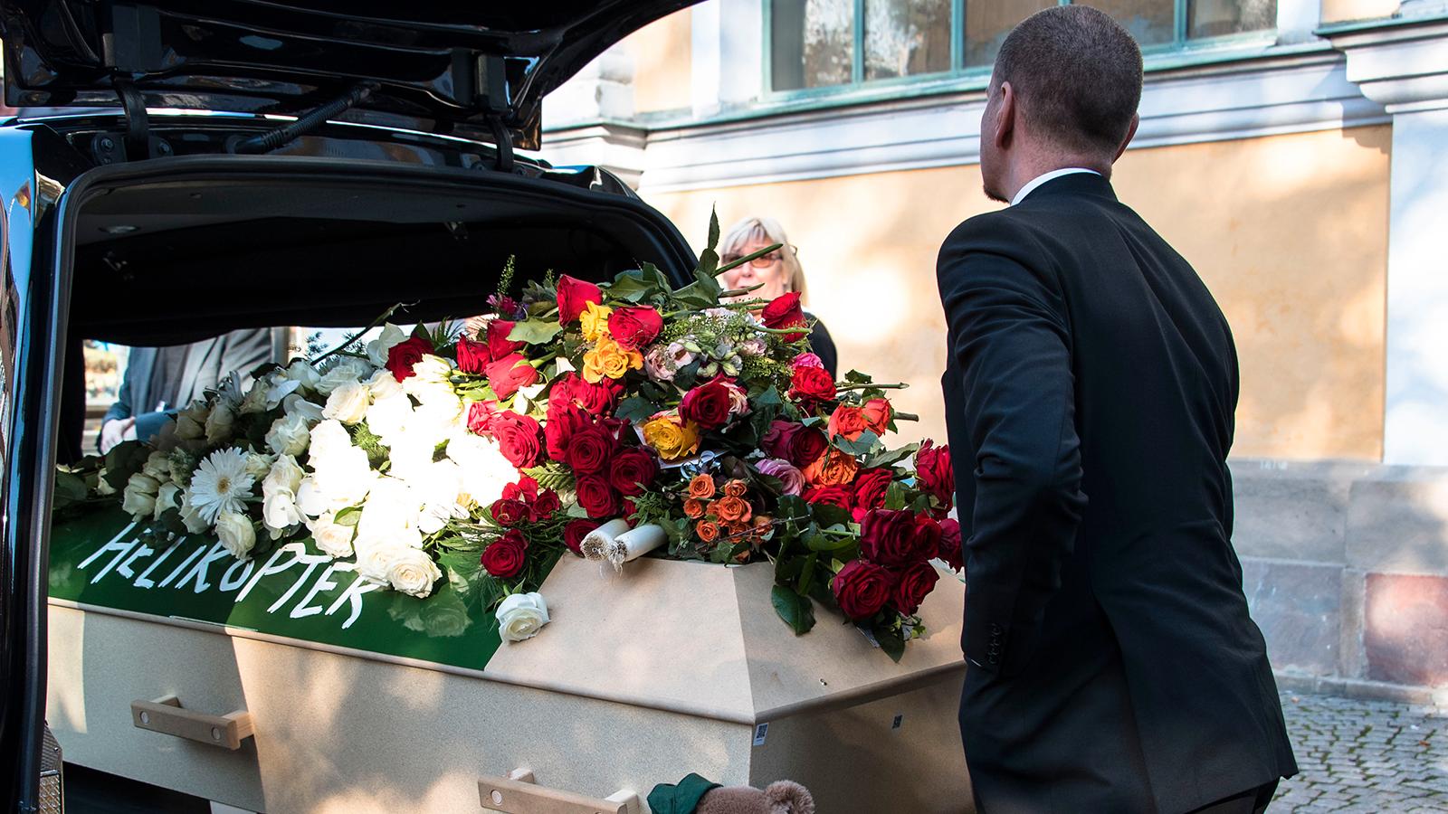Janne ”Loffe” Carlssons kista under begravningen.