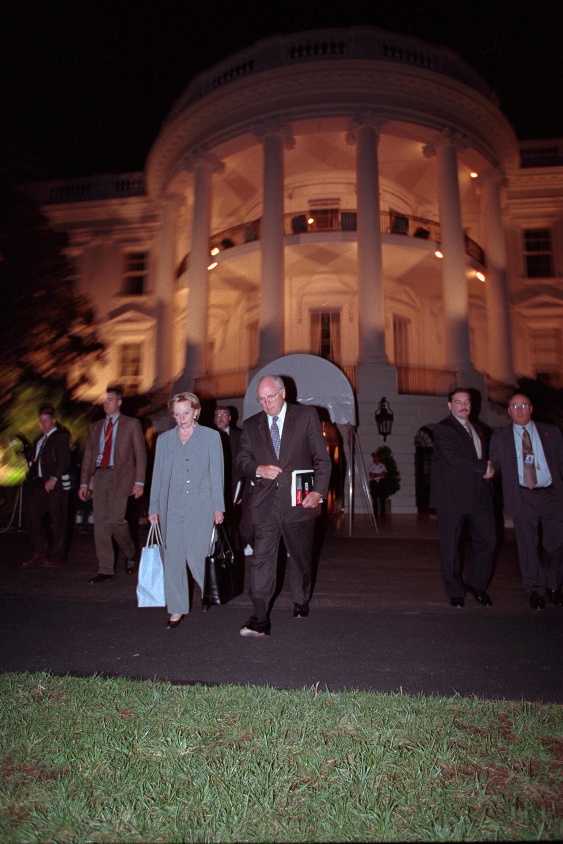 USA:s vicepresident Dick Cheney med fru lämnar Vita Huset för säkrare plats.