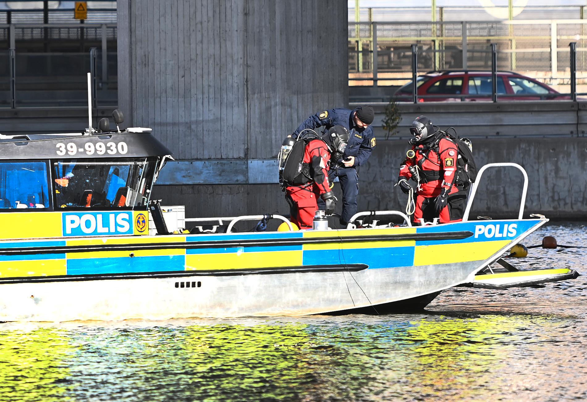 Polisens dykare på plats vid Karlbergskanalen i Stockholm i samband med fyndet av kroppsdelar.