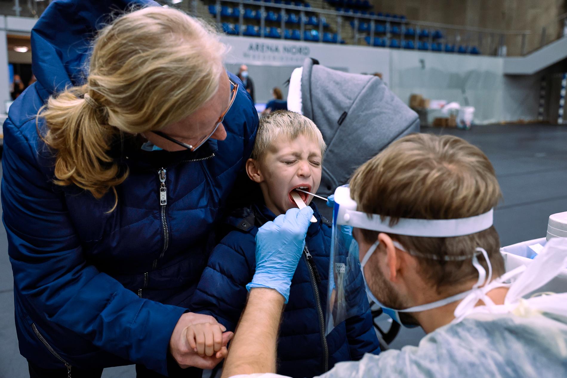 En pojke provtas för det nya coronaviruset i danska Fredrikshamn.