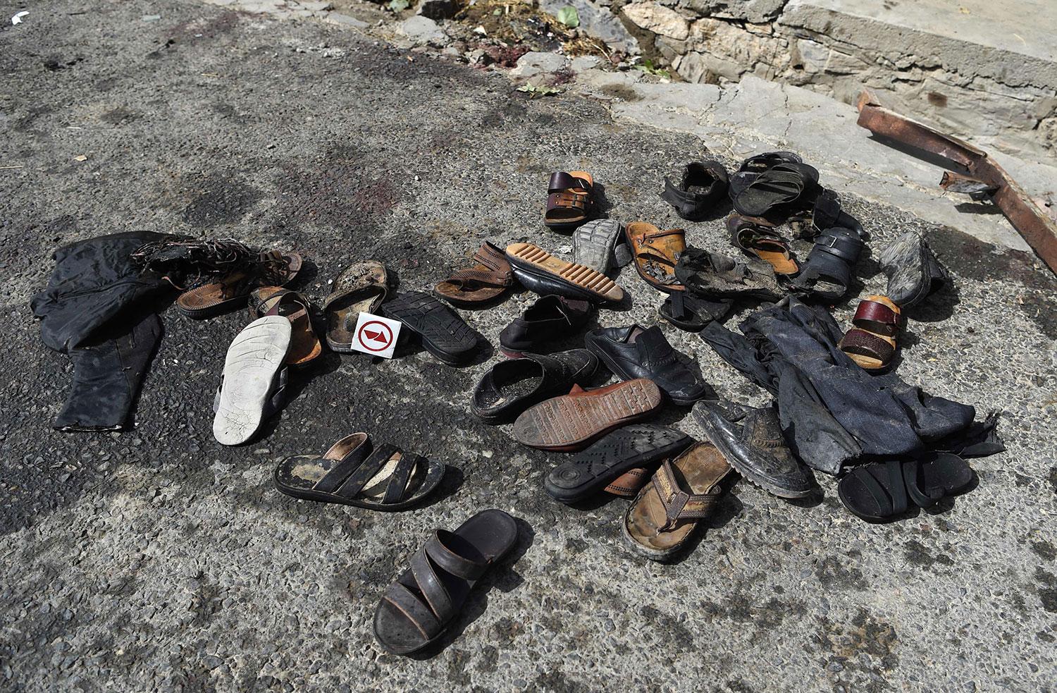 Sandaler på marken efter en självmordsattack i Kabul den 6 september. Minst 20 personer dödades.