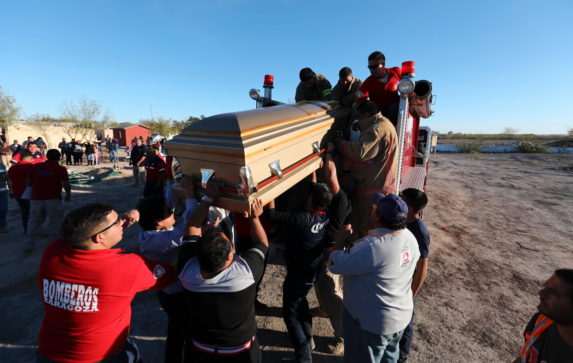 En brandman begravs i Villa Union, Mexiko, dödad i en gängattack. Nu stämmer Mexiko vapenindustrin. Arkivbild.