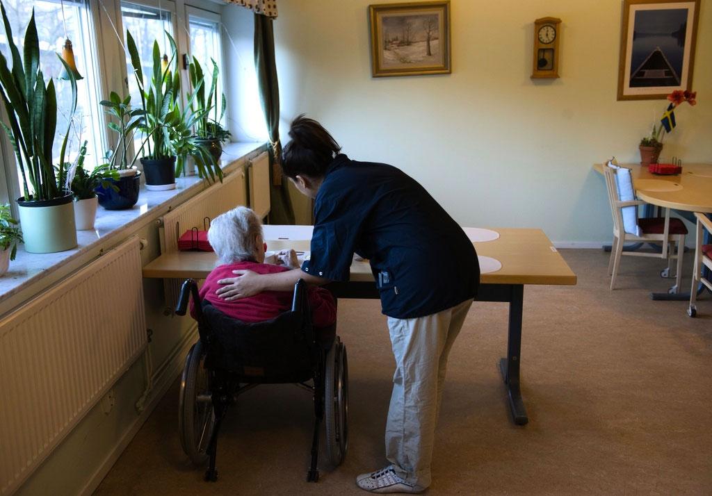 En undersköterska hjälper en äldre person på ett boende i Stockholm. Arkivbild.
