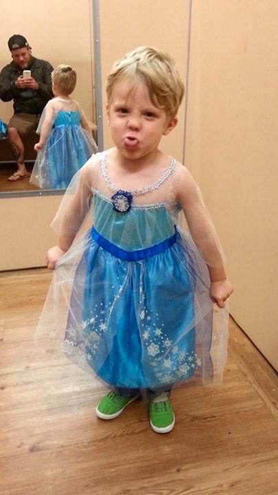 Caiden, utklädd till Elsa.