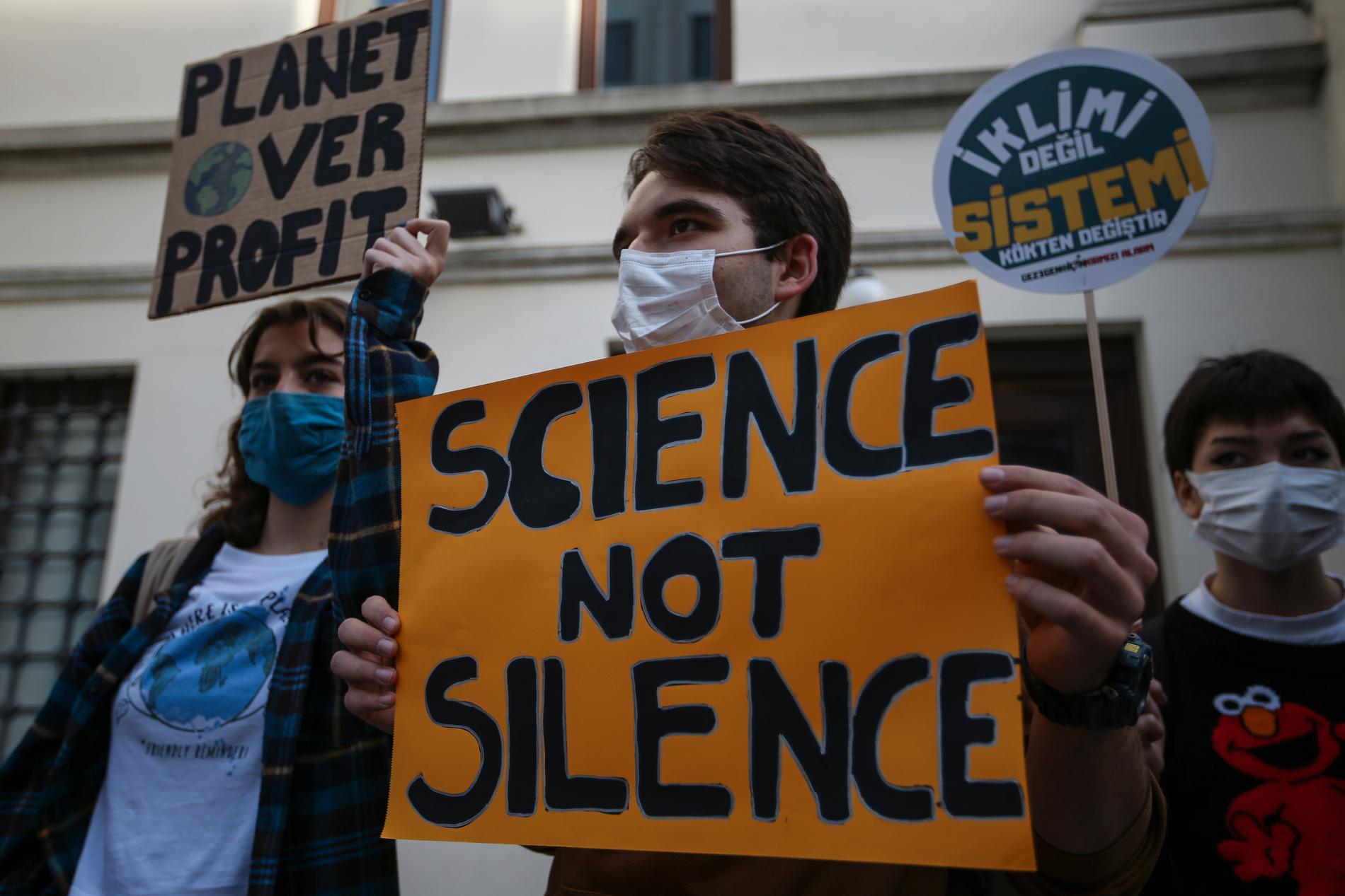 "Science not silence", står det på skylten som en demonstrant håller i under en demonstration som hölls i Istanbul i Turkiet i november förra året.
