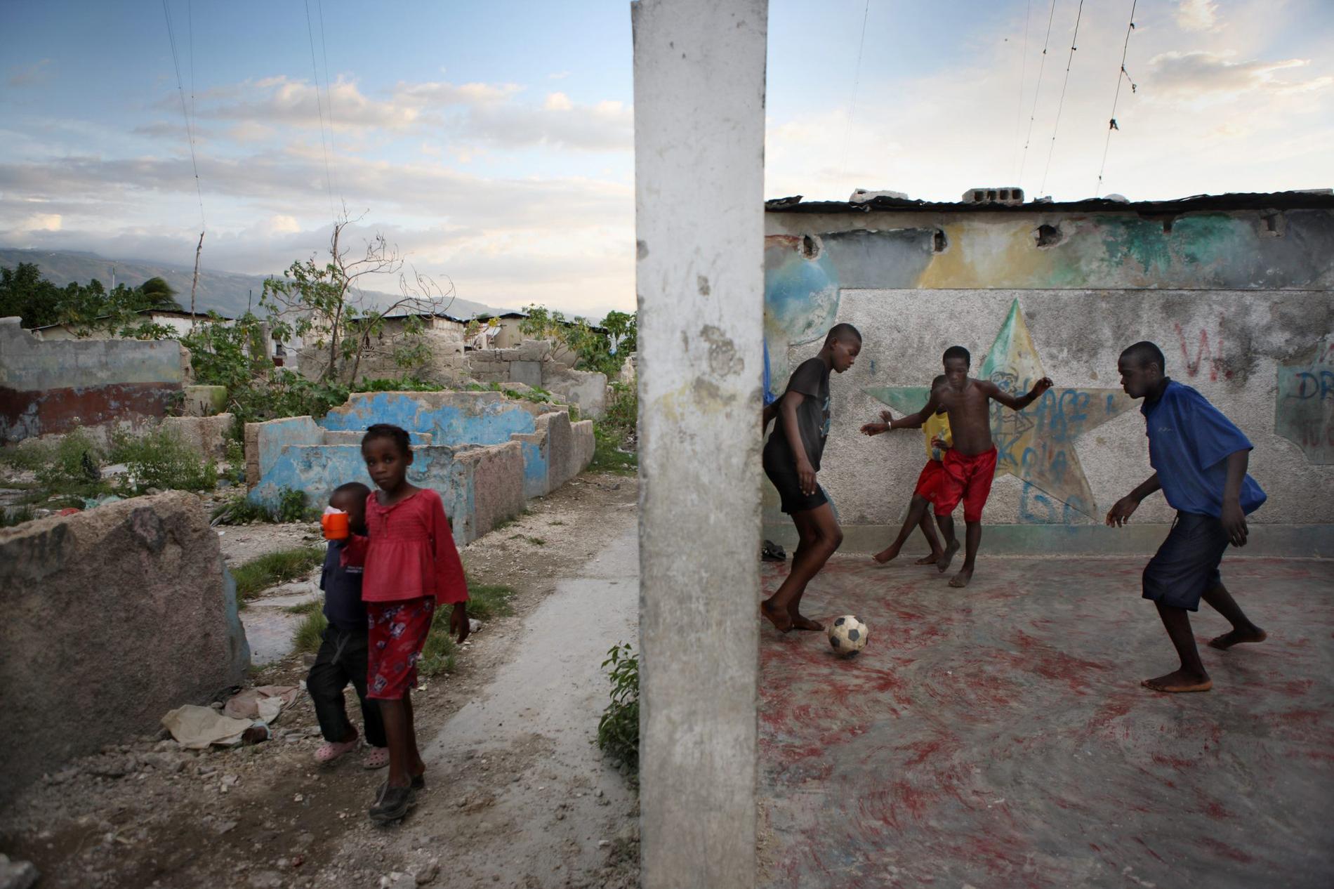 ”Inget finns kvar” Huset där Madeleine bodde med sina föräldrar är borta. På betongplattan har en flyktingfamilj slagit upp sina tält. ”Det finns inget kvar här”, säger hon.