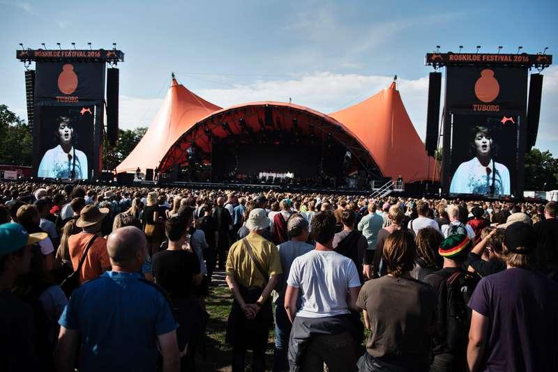MER ÄN EN HASHTAG Roskildefestivalens huvudscen, med sin orange färg, har blivit en symbol för både stämningen bland publiken och festivalens filosofi - lyfta politiska frågor och donera all vinst till välgörenhet.