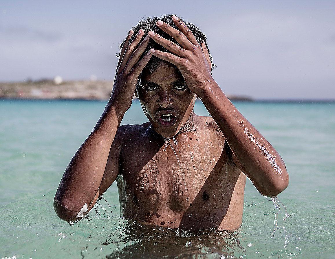 Robel svalkar sig i Medelhavet efter flykten som gick genom Eritrea, Etiopien, Sudan och Libyen. Några av jordens hetaste platser.