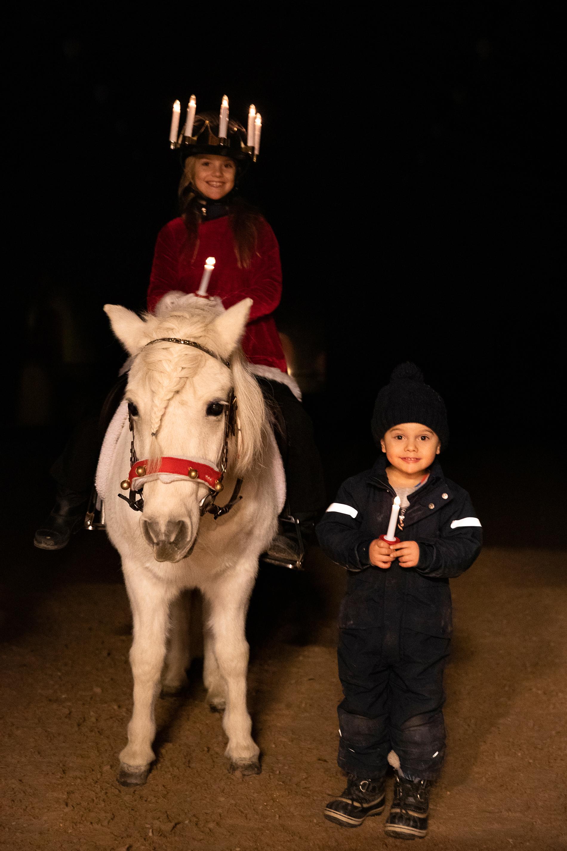  Prinssessan Estelle på en vit ponny och prins Oscar bredvid. 