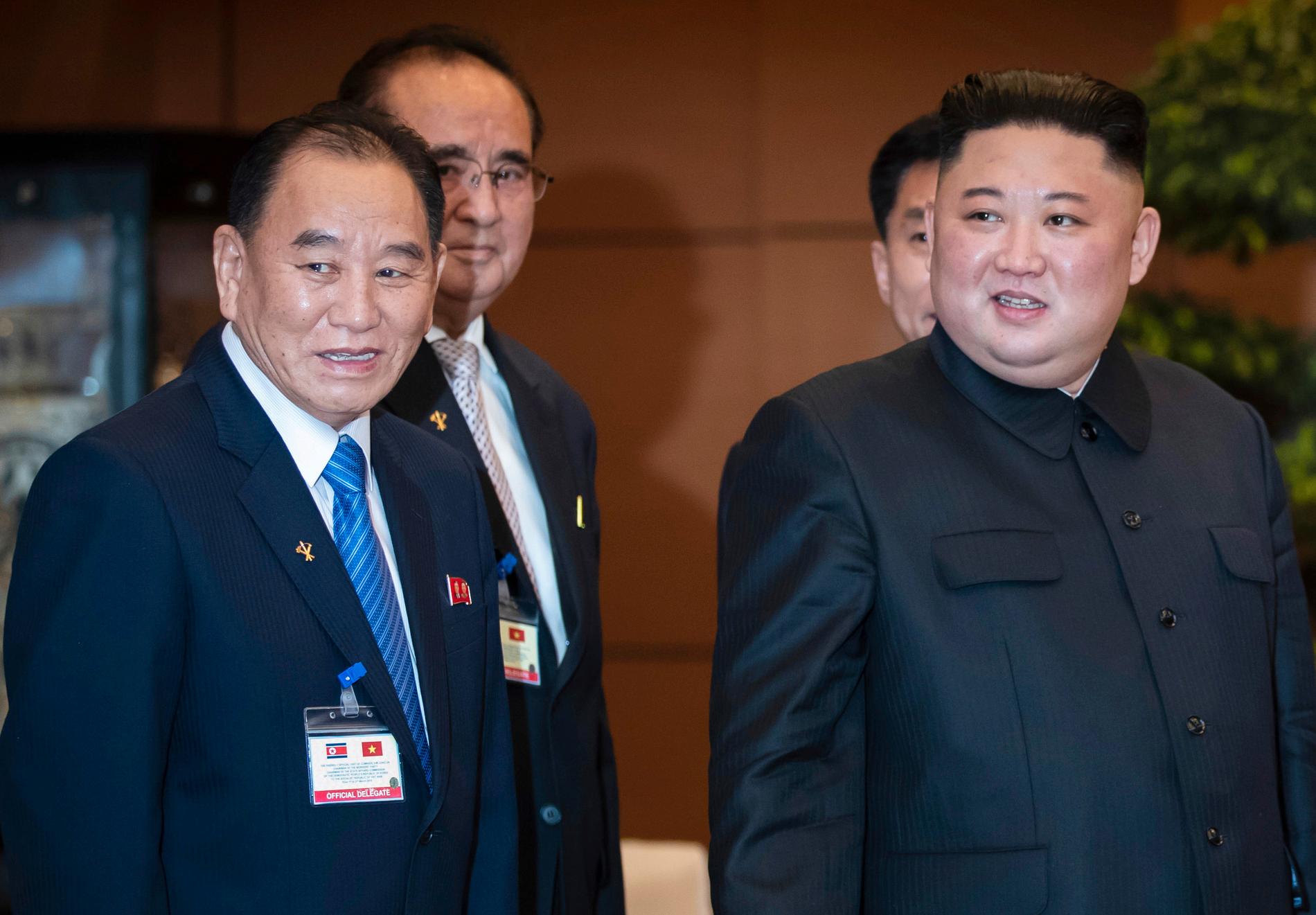 Kim Yong-Chol (vänster) med Nordkoreas högste ledare Kim Jong-Un. Arkivbild från mars 2019.