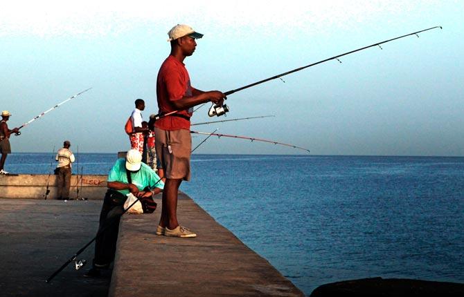 ”De heta nätterna utan ordentlig luftkonditionering hindrade mig från att få en riktig natts sömn. Denna morgon klev jag upp tidigt och gav mig ut. På strandpromenaden Malecón mötte jag fiskarna som väntade på att håva in dagens fångst.”