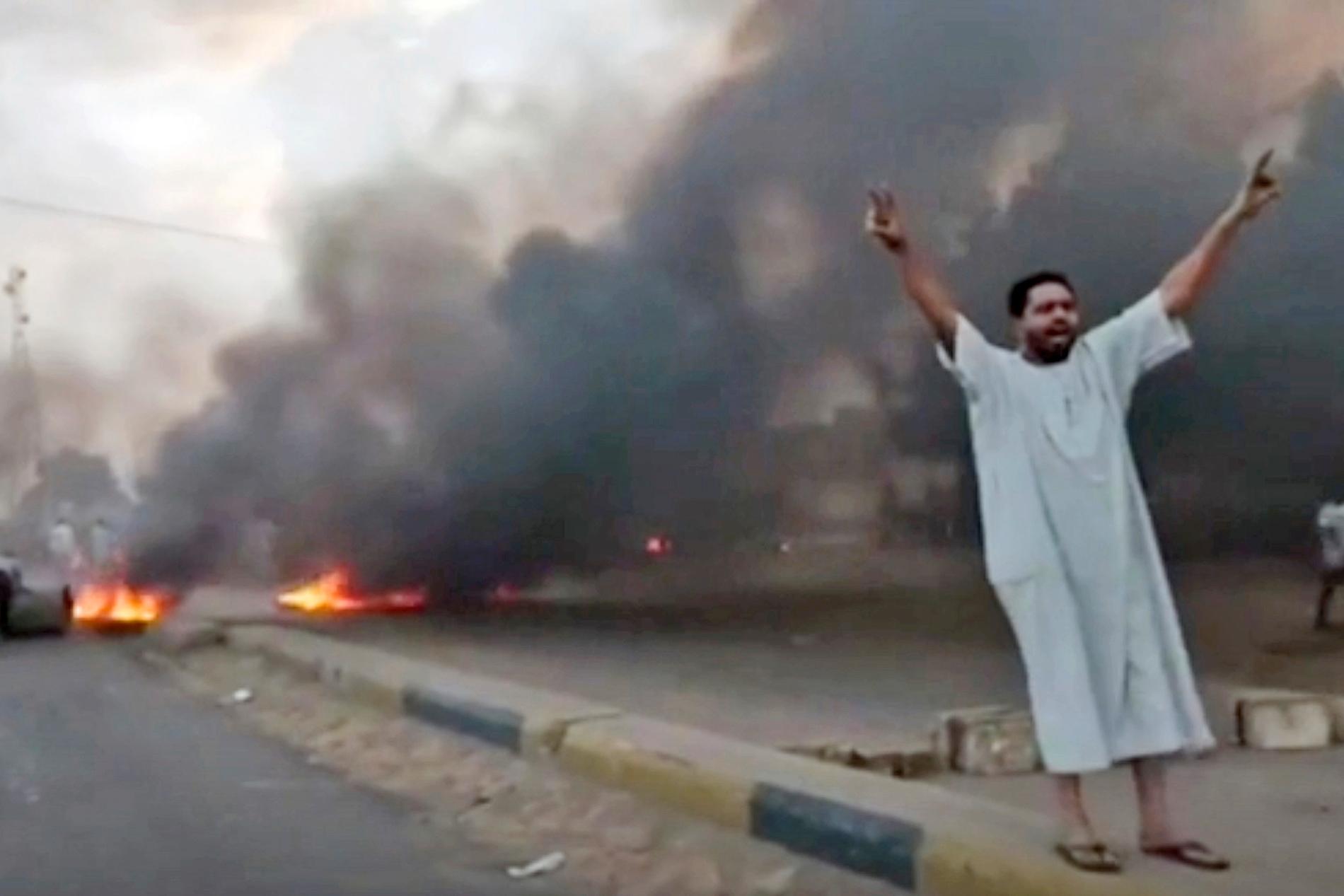 Protester i Khartoum, Sudan, under måndagen. Stillbild från en video. 