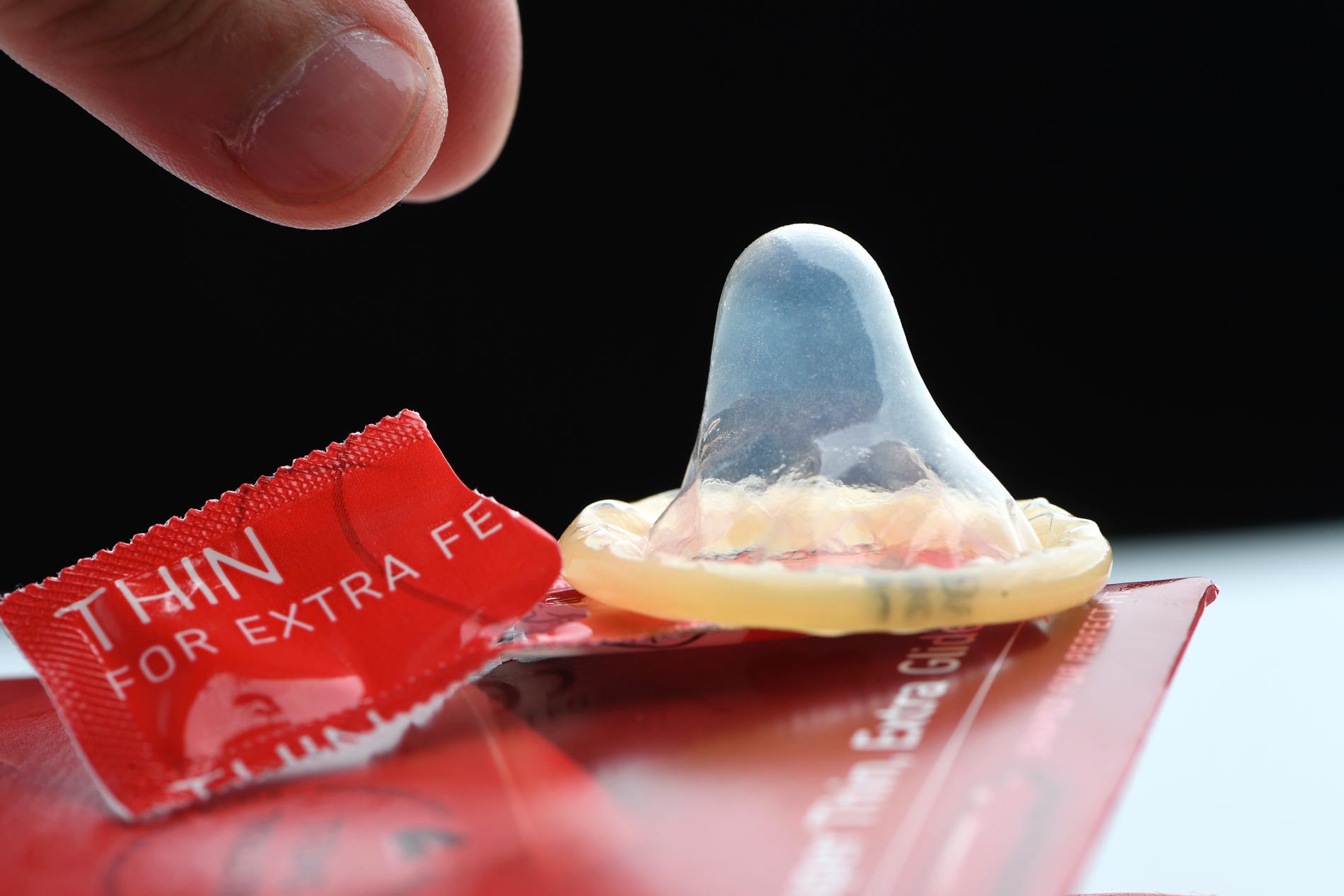 Minskat kondomanvändande tros vara en orsak till att antalet fall av den allvarliga könssjukdomen syfilis ökar.