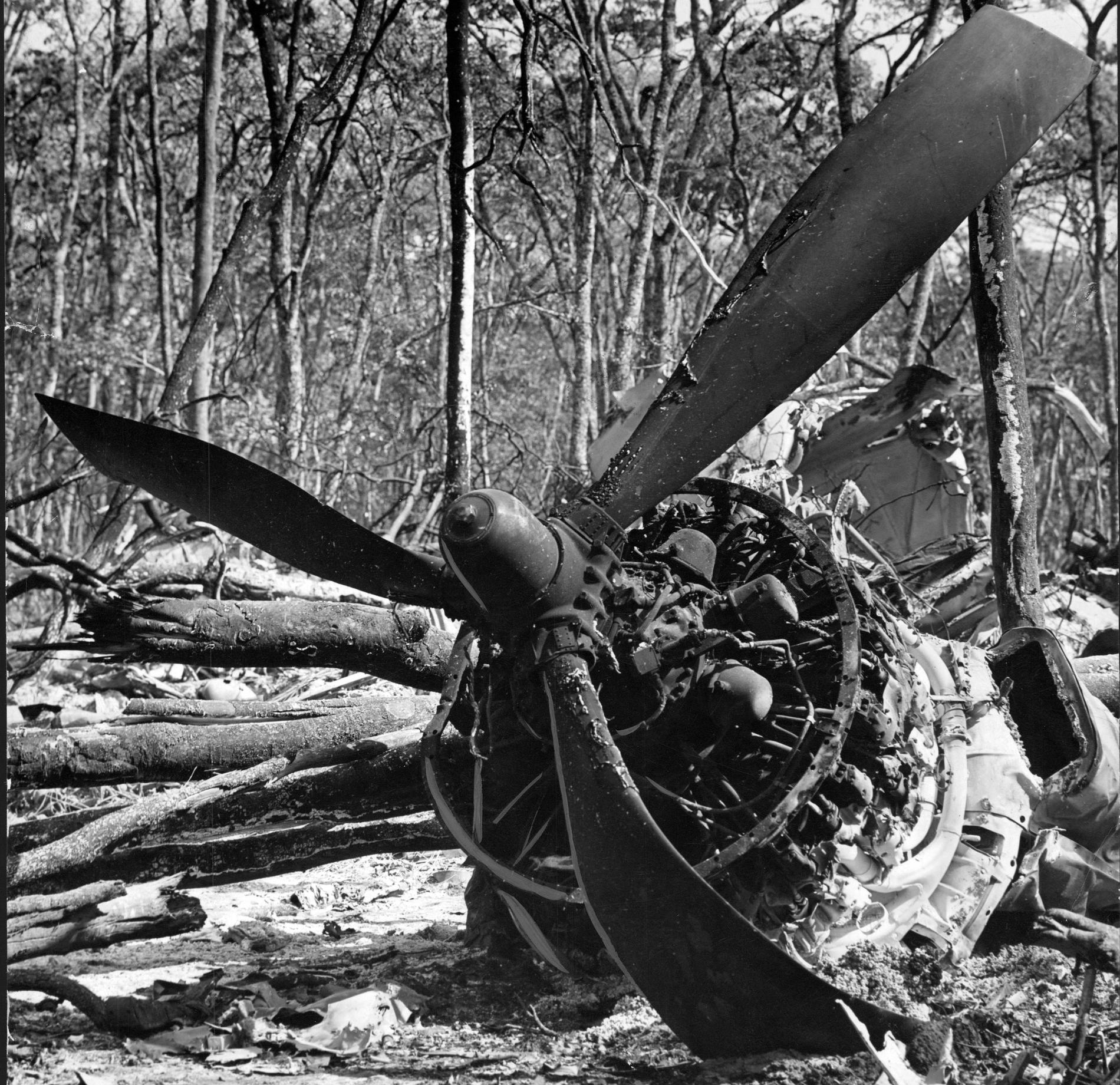Hammarskjöld och 15 personer från FN, varav åtta svenskar, dog när planet planet, en DC-6:a med besättning från Malmö, kraschade under inflygning till Ndola i Zambia.