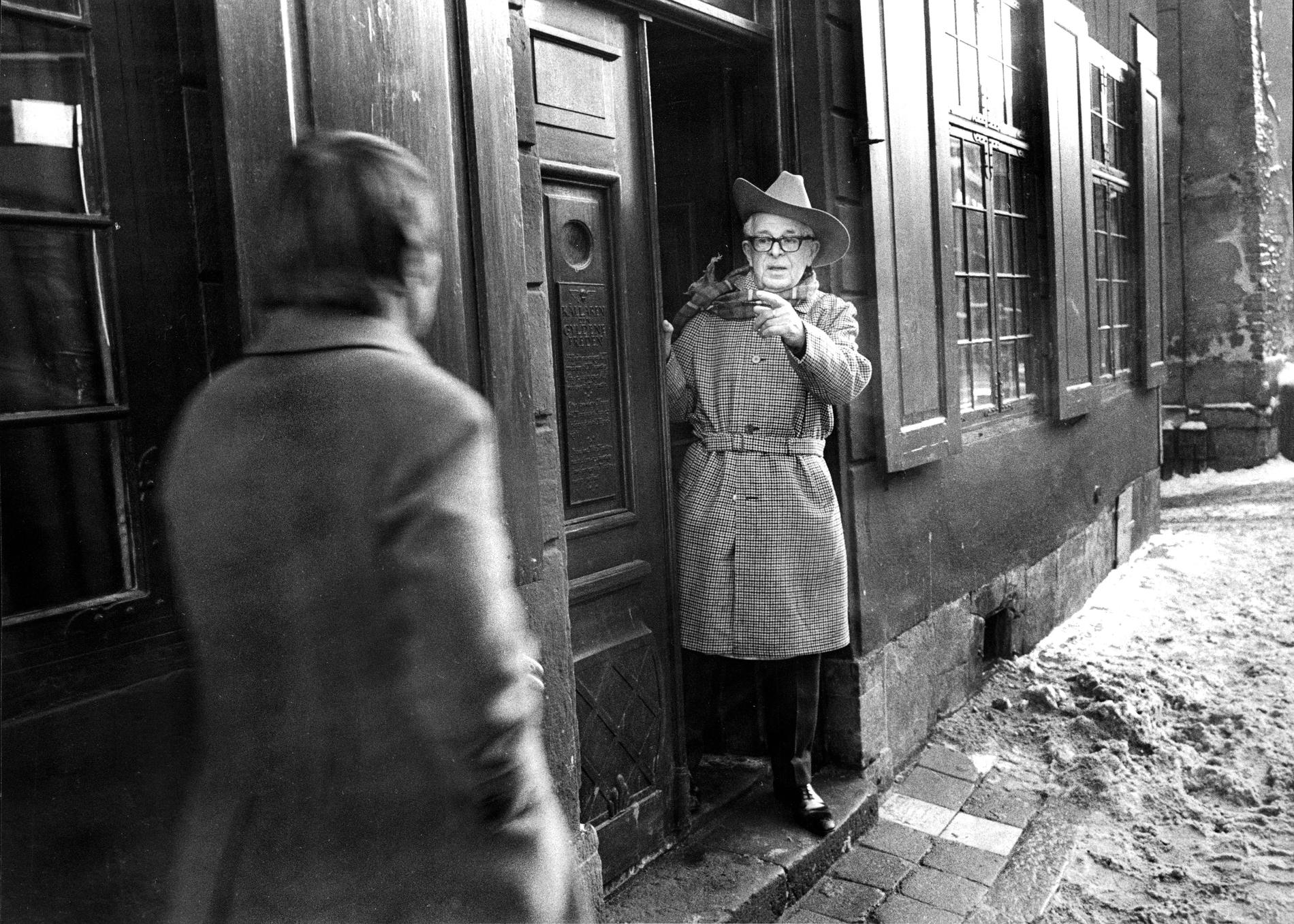 Evert Taube utanför Gyldene Freden, 1970. 