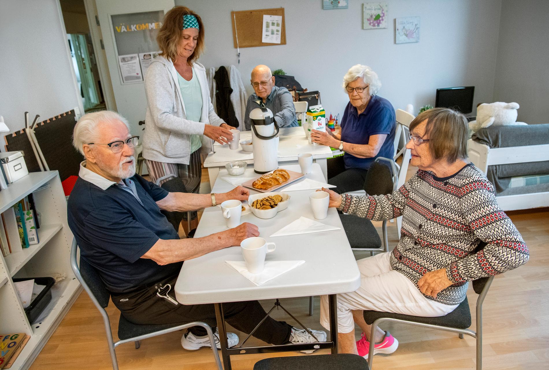 Monica Elsinga fikar med Stig Lundahl, Rurik Kamb, Birgitta Wetterdal och Kerstin Hellgren efter 90-plus gruppens träning på Body Joy. Då flera av deltagarna lever ensamma så är den sociala delen väldigt viktig.