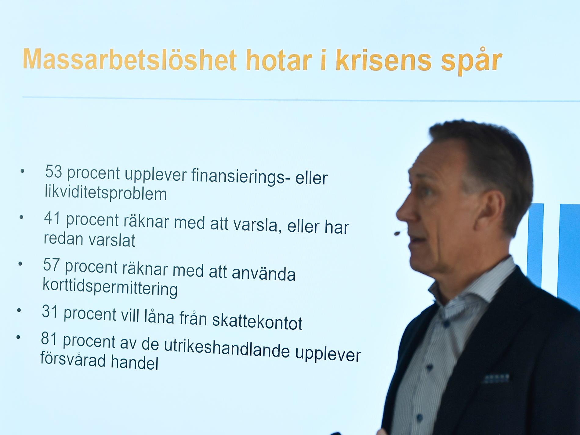 Jan-Olof Jacke, vd för Svenskt Näringsliv, presenterar ett räddningspaket för jobb och företag under pressträffen i Stockholm.