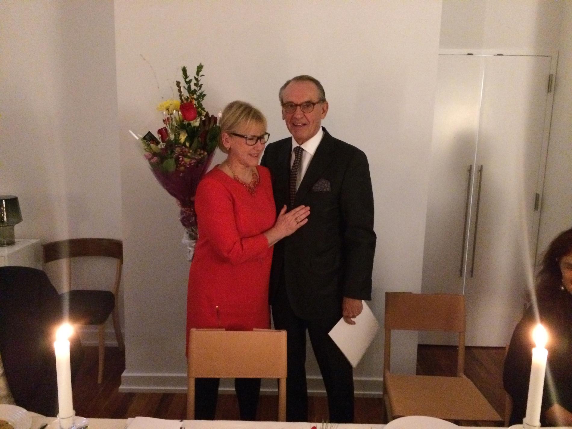 Margot Wallström och Jan Eliasson som får medalj av regeringen. "Han var stolt och rörd" säger Wallström om pristagaren.
