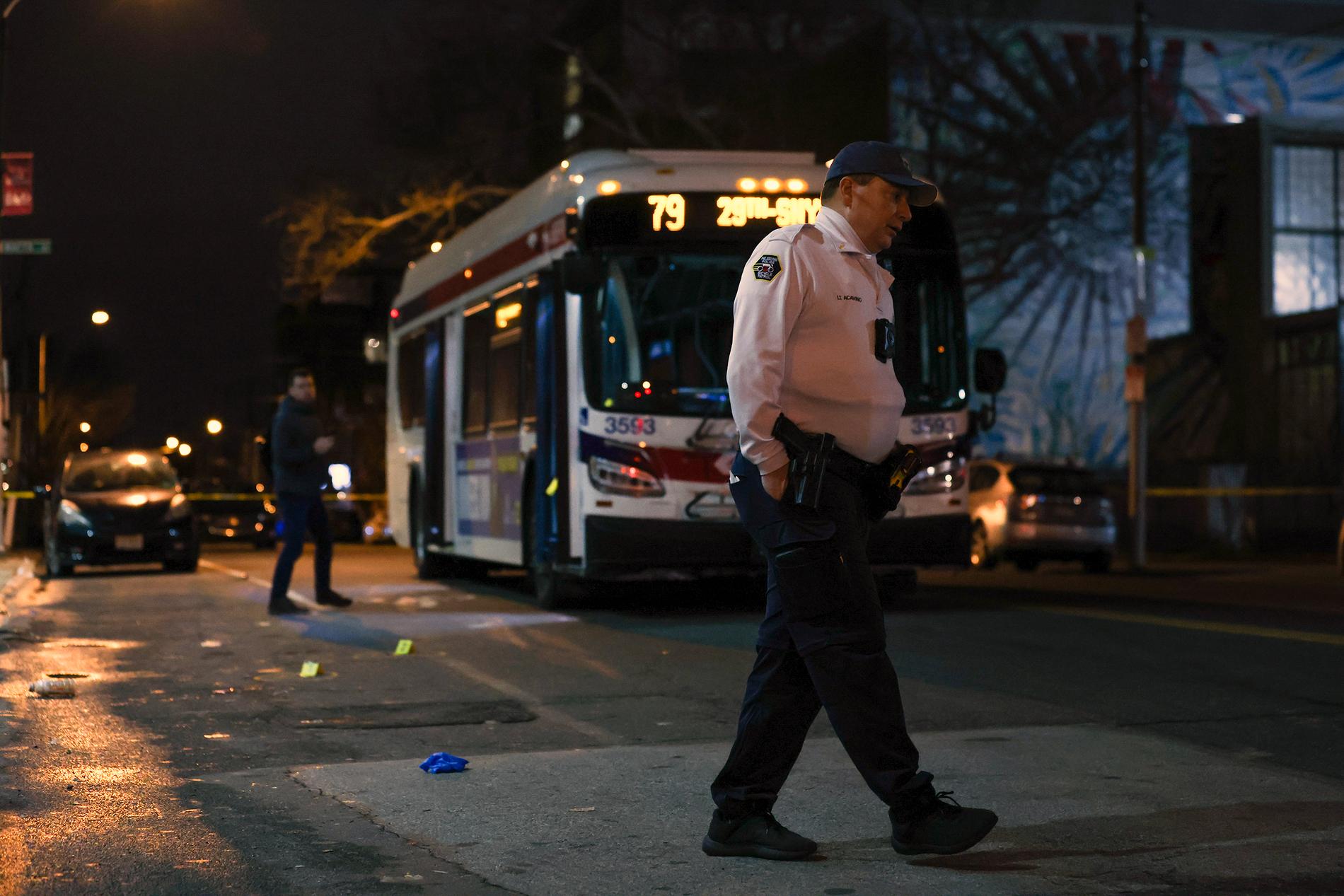 Polis på plats vid en buss i Philadelphia på tisdagskvällen lokal tid efter en annan dödsskjutning.
