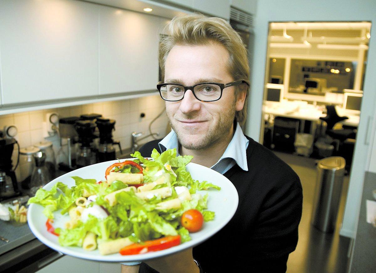 GILLAR MAT Pär Bergkvist, 40, lagar gärna mat och har skrivit fyra kokböcker. Han gillar själv att låta måltiden följa säsongens mat.