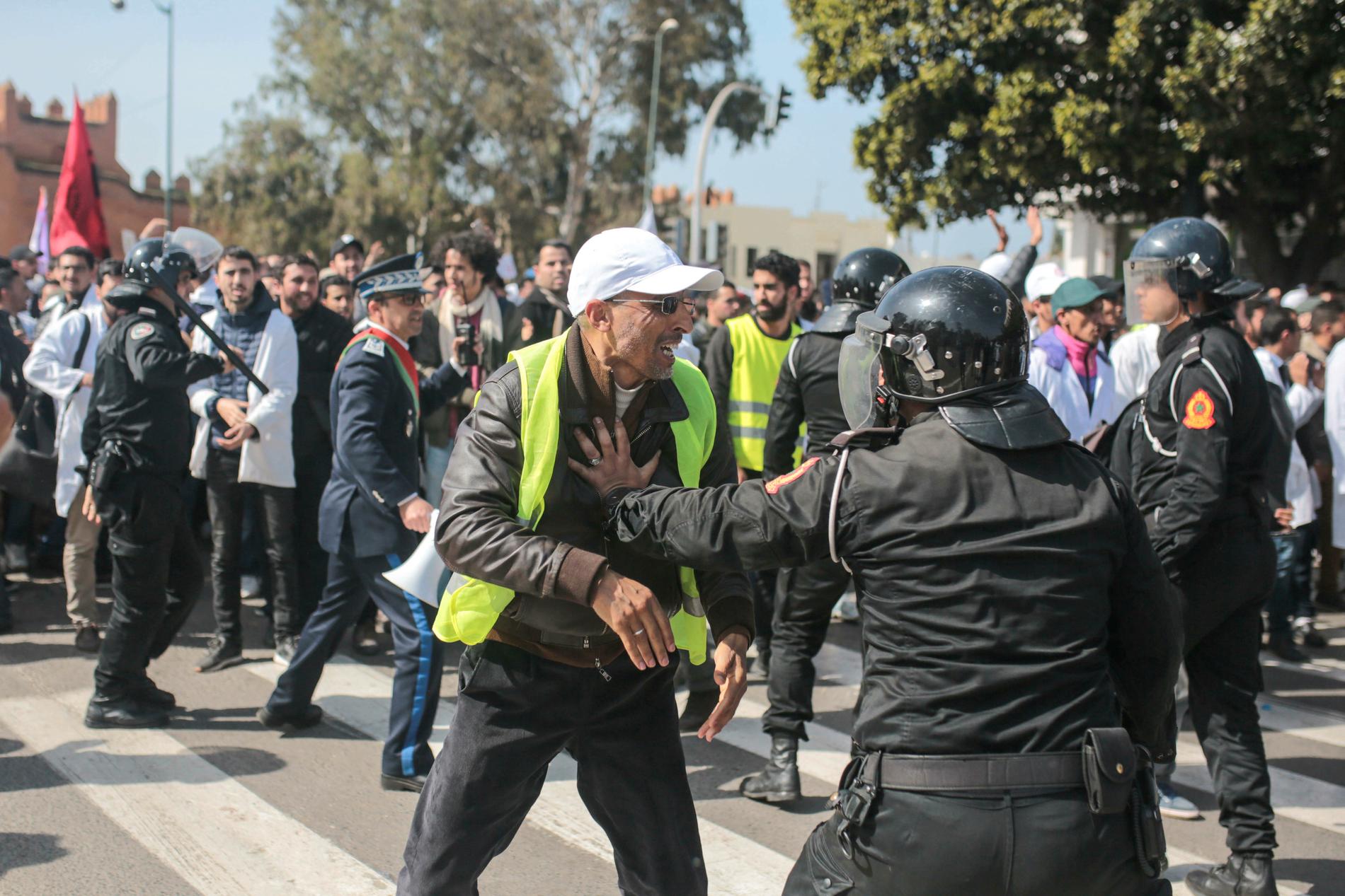 En annan drabbning mellan polis och missnöjda lärare i Marockos huvudstad Rabat, i februari i år.