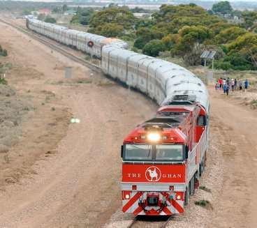 PREMIÄRTUR 47 timmar tar det för de två disellokomotiven att dra de 43 vagnarna 2 979 kilometer från Adelaide i söder till Darwin i norr.