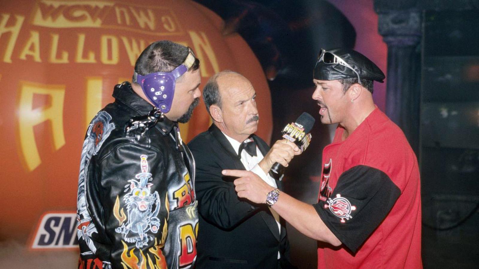 Gene Okerlund (i mitten) har intervjuat många av wrestlingvärldens största genom åren.