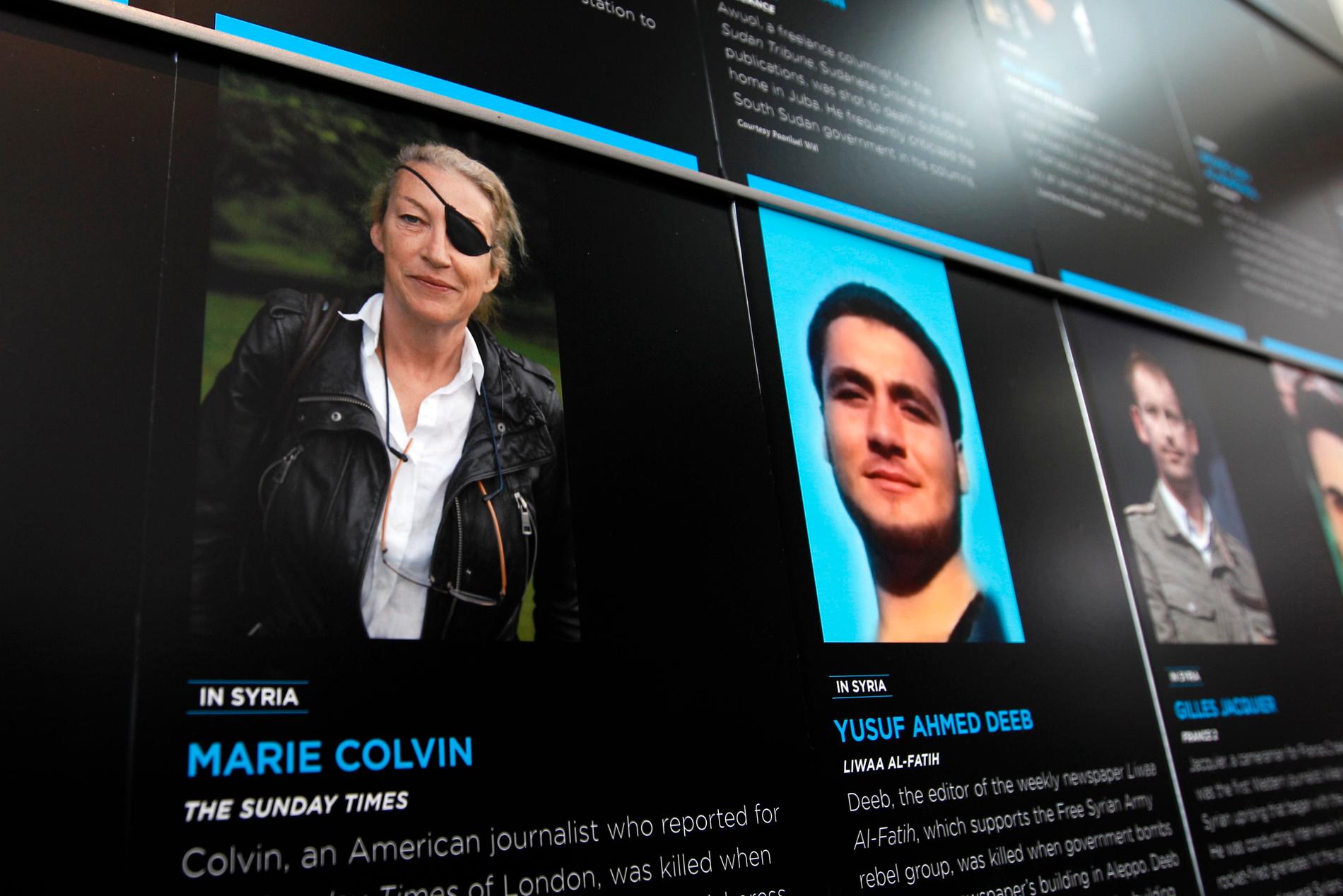 Krigskorrespondenten Marie Colvin var en av de personer som dog i samband med anfallet mot mediecentret i Baba amr i Homs i västra Syrien 2012. Bild från museet Newseum i Washington, USA, 2012.