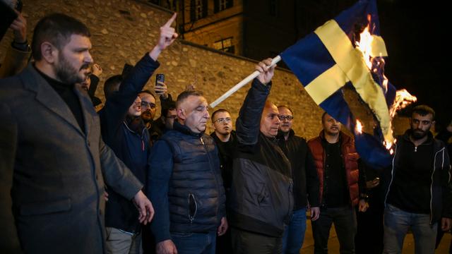 En svensk flagga bränns i Istanbul 21 januari.