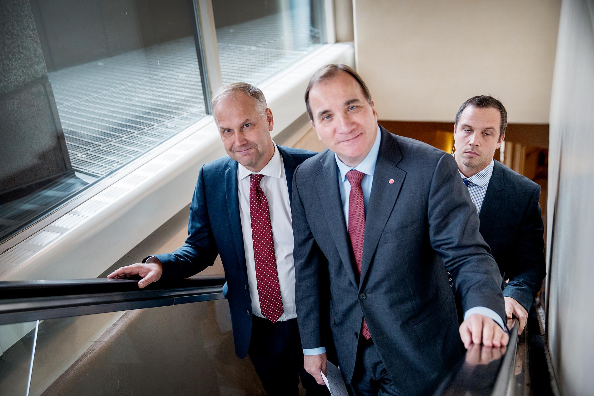 Glada miner när vänsterpartiets Jonas Sjöstedt och statsminister Stefan Löfven presenterade överenskommelsen om vinster i välfärden.