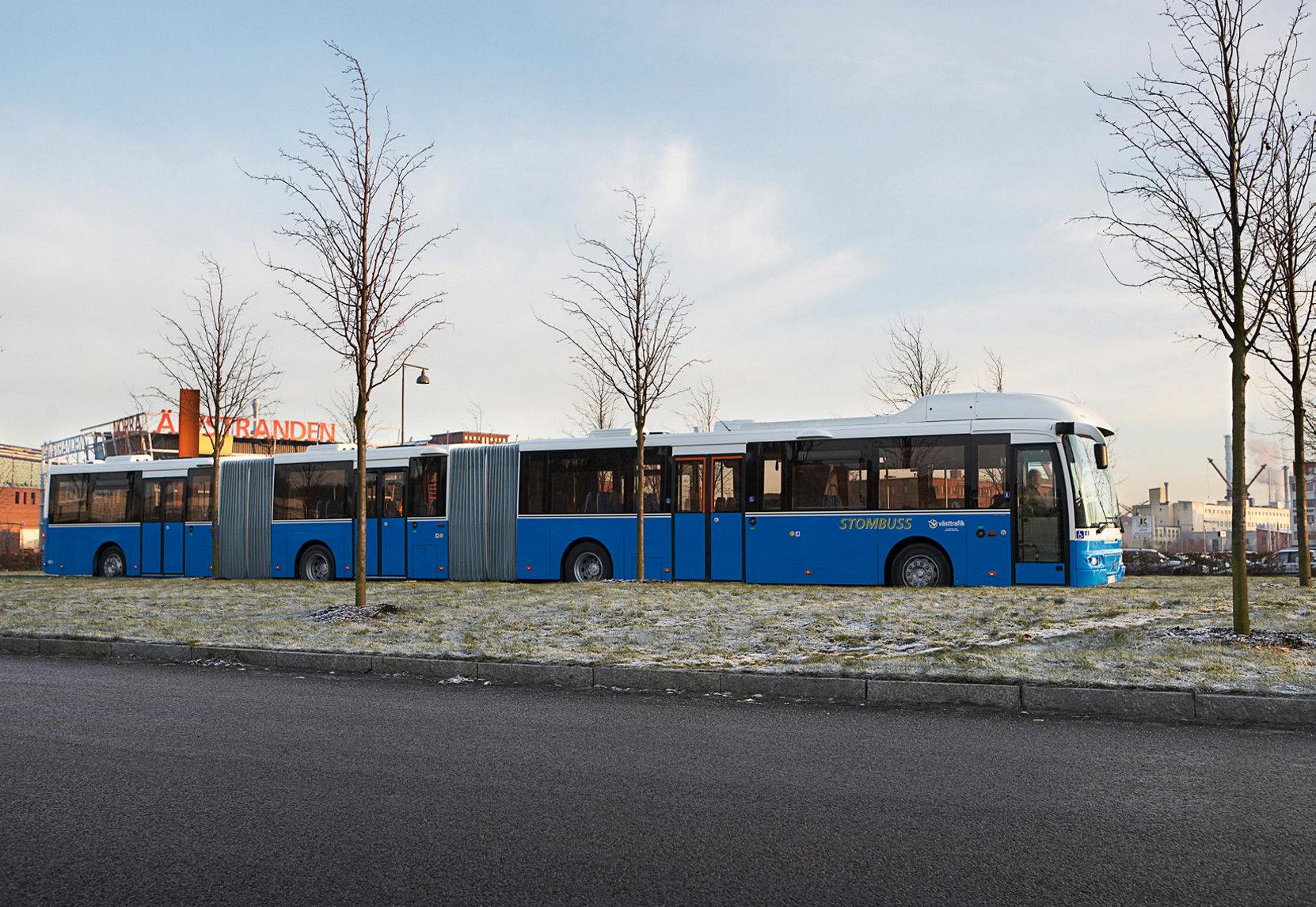 De 24 meter långa, dubbelledade bussar som på försök rullar i Göteborg och Malmö tillåts nu över hela riket. Arkivbild.