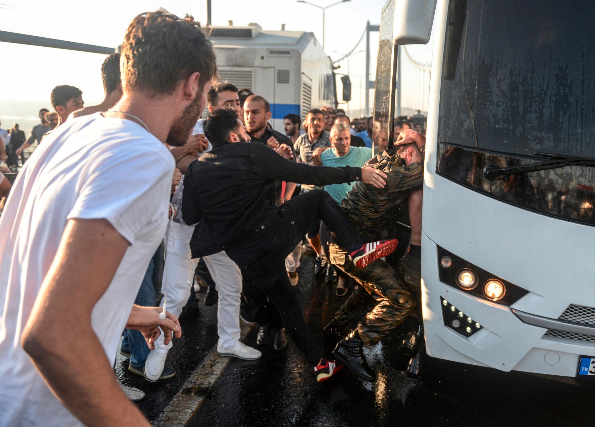 En man attackerar en turkisk soldat som deltog i kuppförsöket.