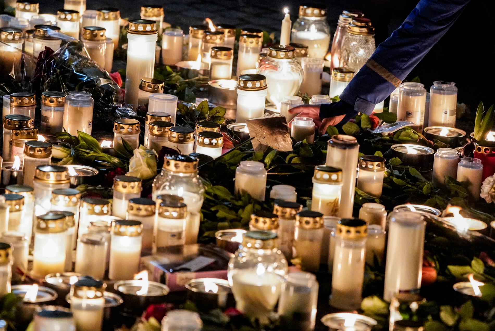 Ljus, blommor och minnessaker vid minnesplatsen på torget i centrala Tollarp sedan den 20-åriga kvinnan i början av december 2019 hittades död i en å. Arkivbild.