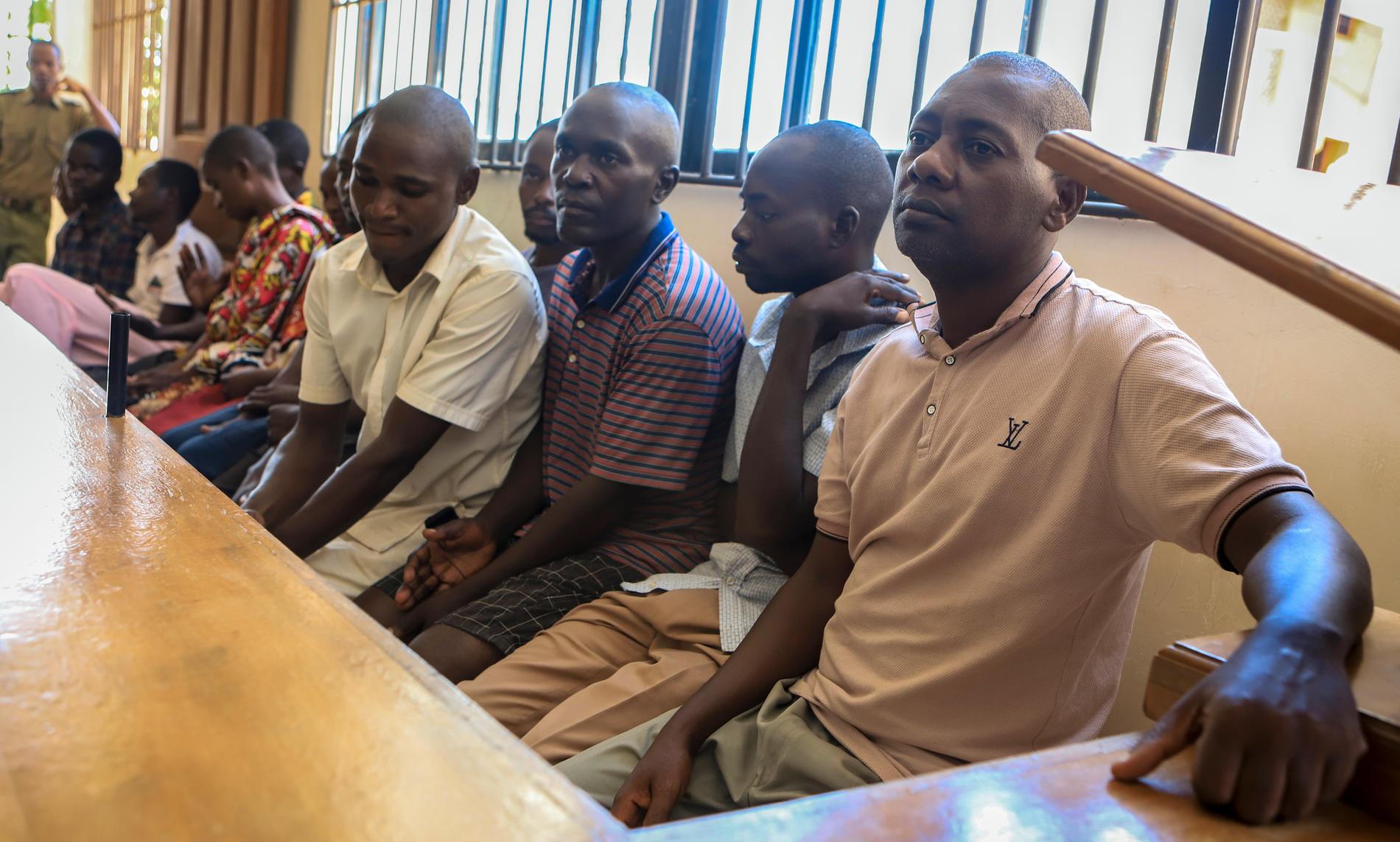 Paul Nthenge Mackenzie (längst till höger) i rättssalen i Malindi, Kenya.
