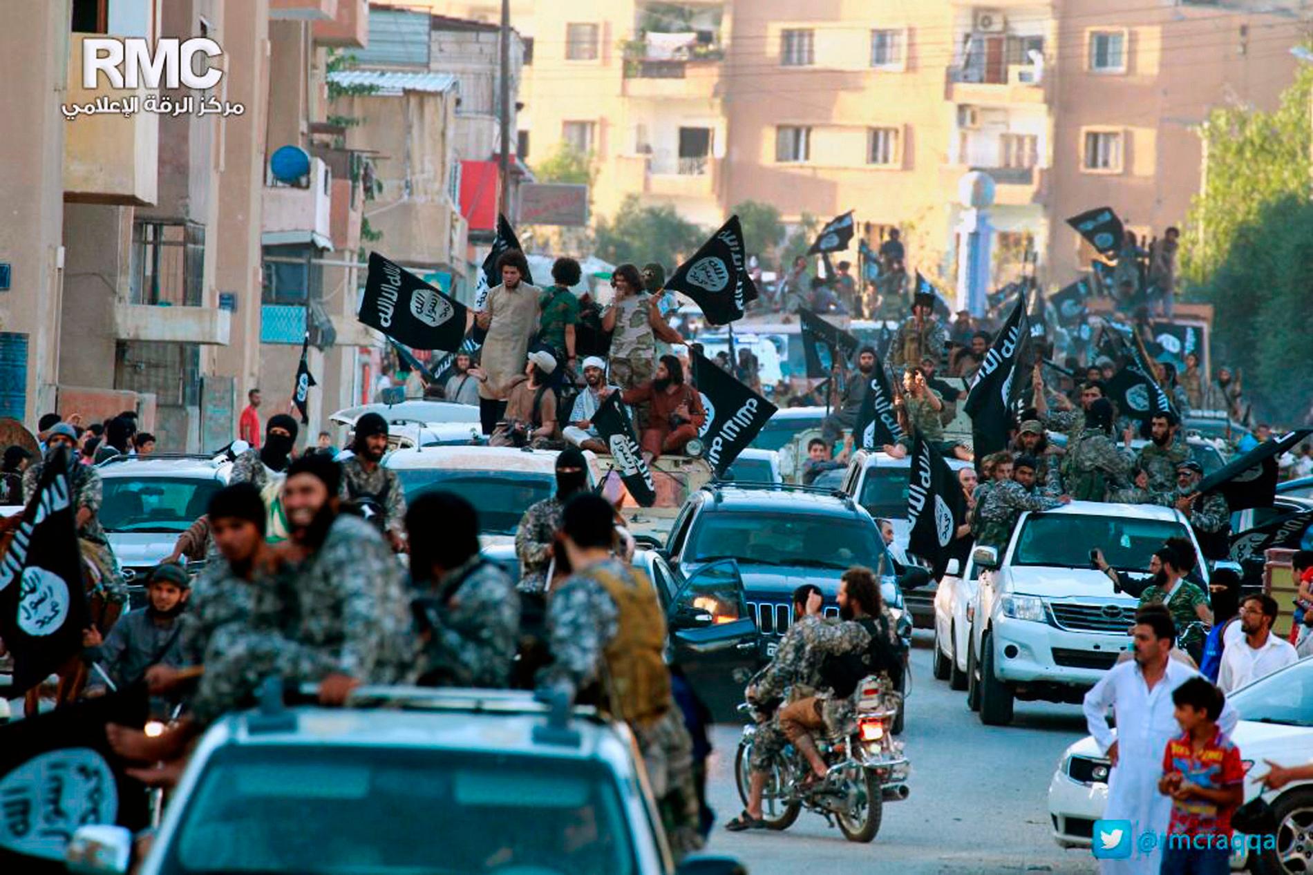 En bild publicerad av IS föreställande segerfirande i al-Raqqa i Syrien 2014.