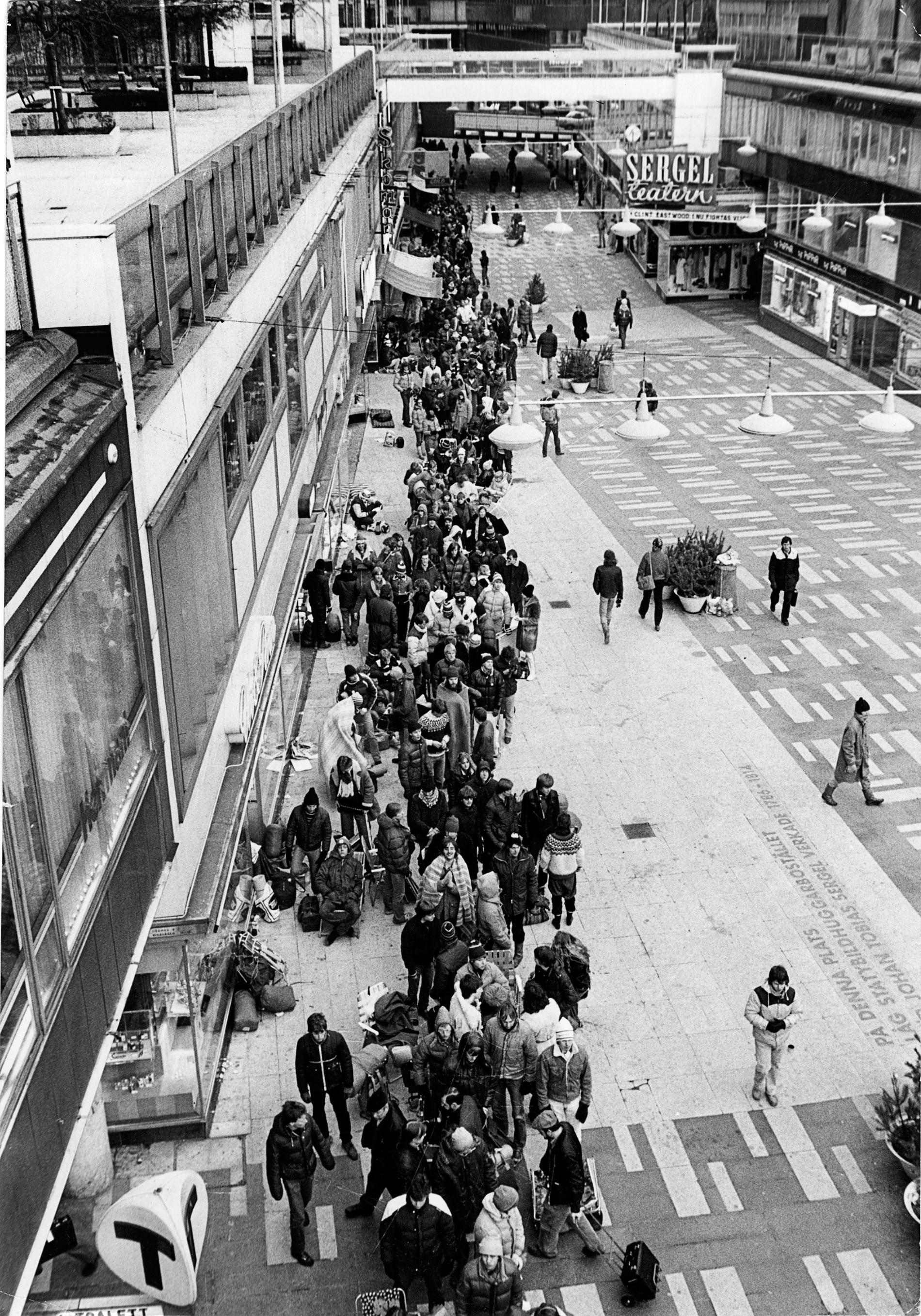 Fansen köar till Springsteen på Sergelgatan i centrala Stockholm 1981.