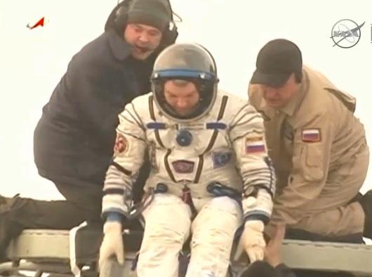 Alexander Samokutjaev var först att lyftas ut efter landningen på jorden.