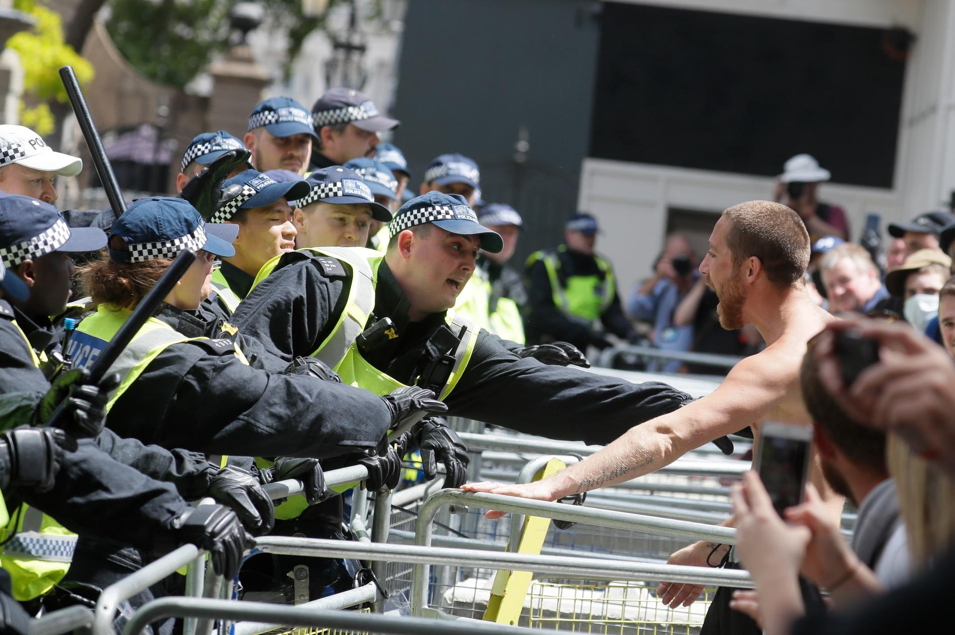 Demonstranter som föresatt sig att skydda monument i bråk med polisen i London.