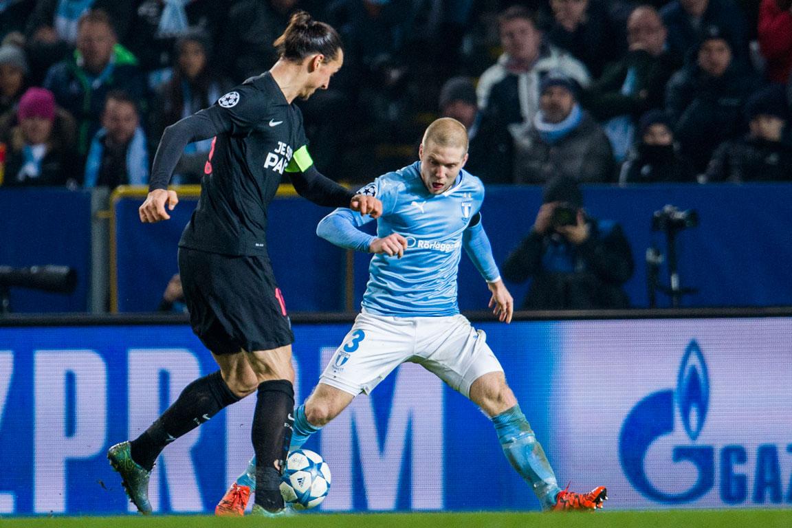 PSG:s Zlatan Ibrahimovic utmanar Malmö FFs Anton Tinnerholm.