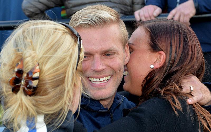 Johan Arneng har kramkalas i vinnarcirkeln efter seger i Svenskt Trav-Oaks med egna uppfödningen Face'Em.