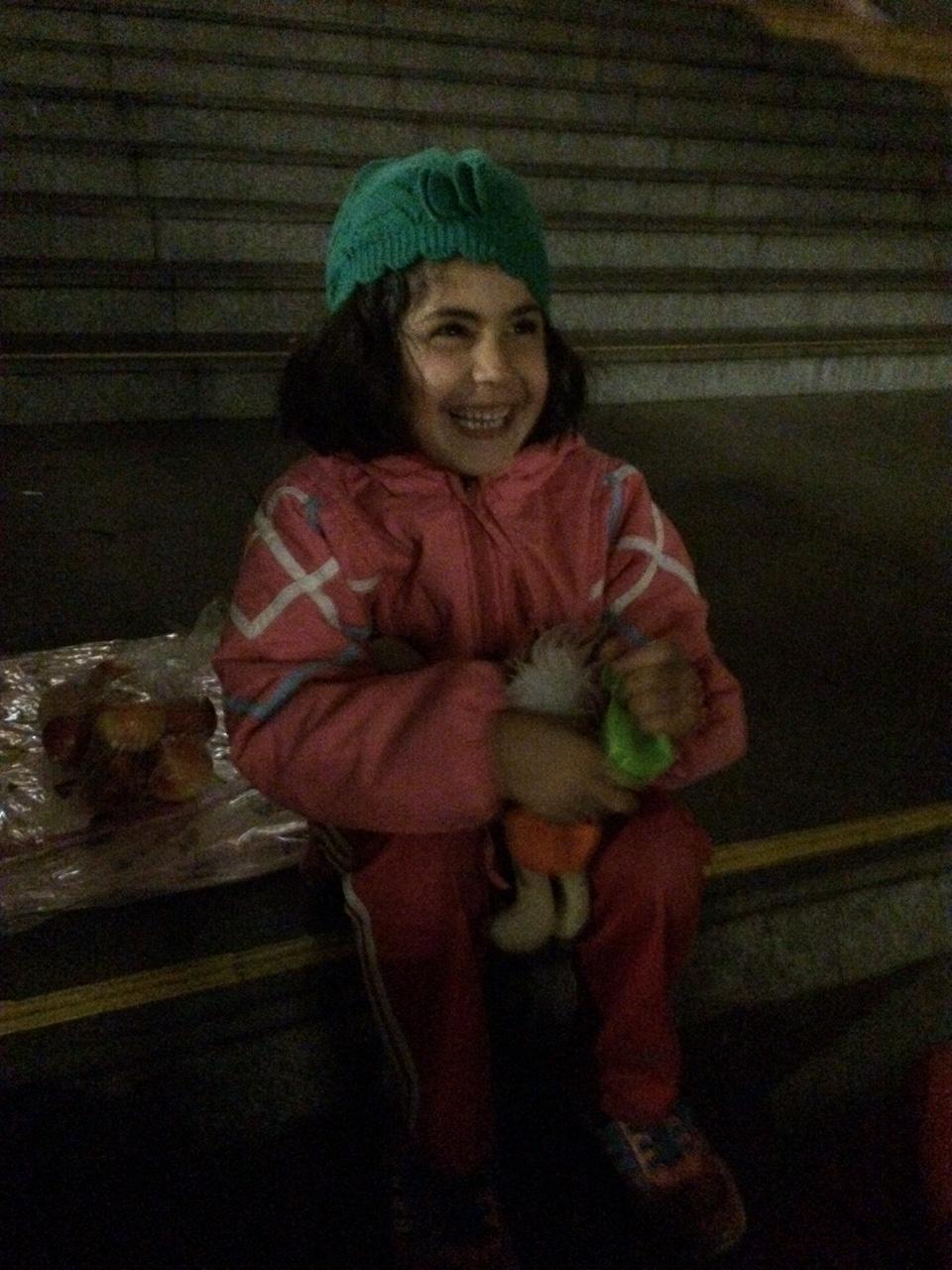 En liten flicka på flykt i Ungern. Bläddra vidare för att se fler bilder från Matilda Bjerlestam som är på plats i Ungern.