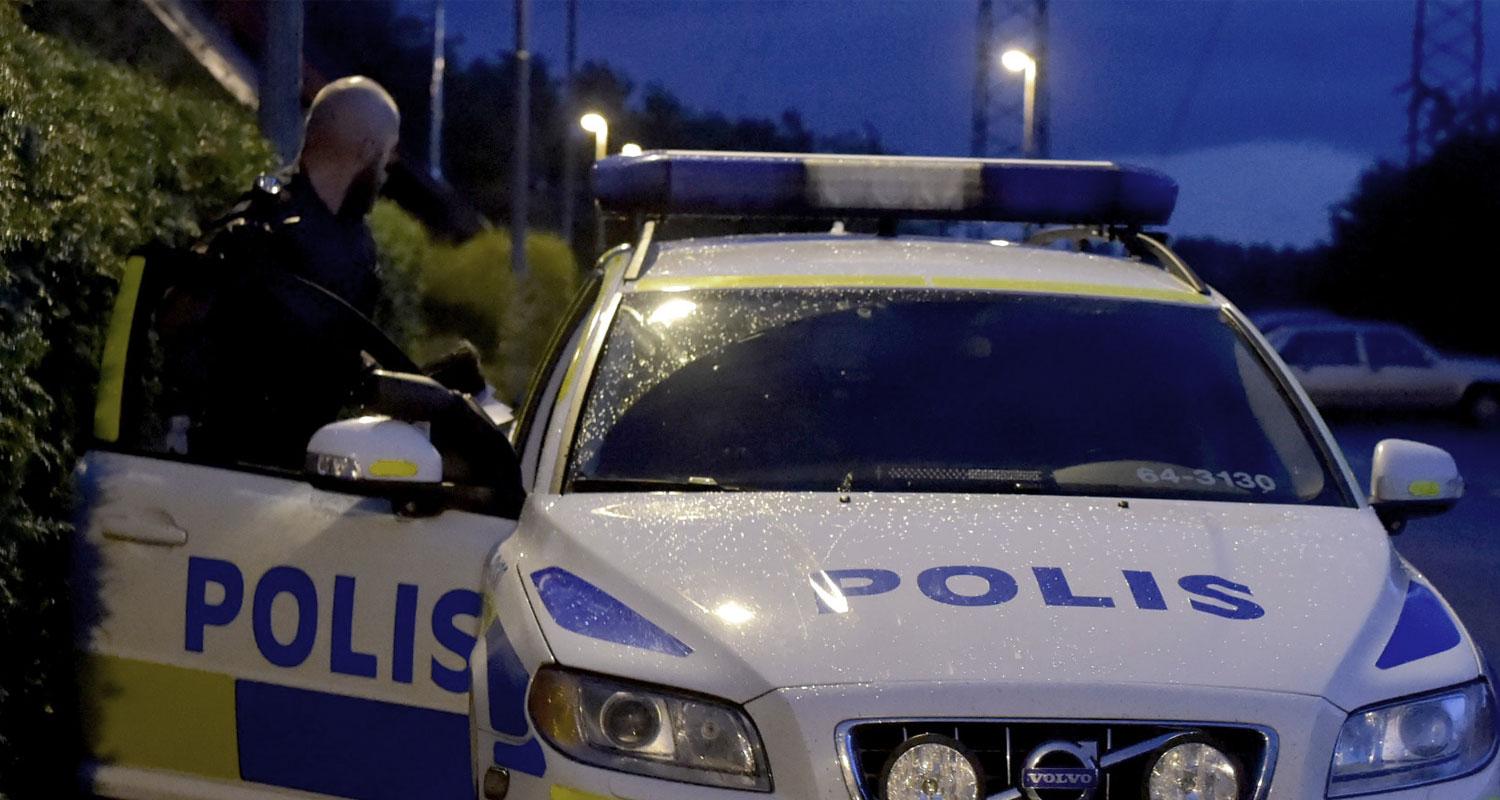En kvinna som befann sig utanför sin bostad i Staffanstorp blev i kväll rånad av två beväpnade män.