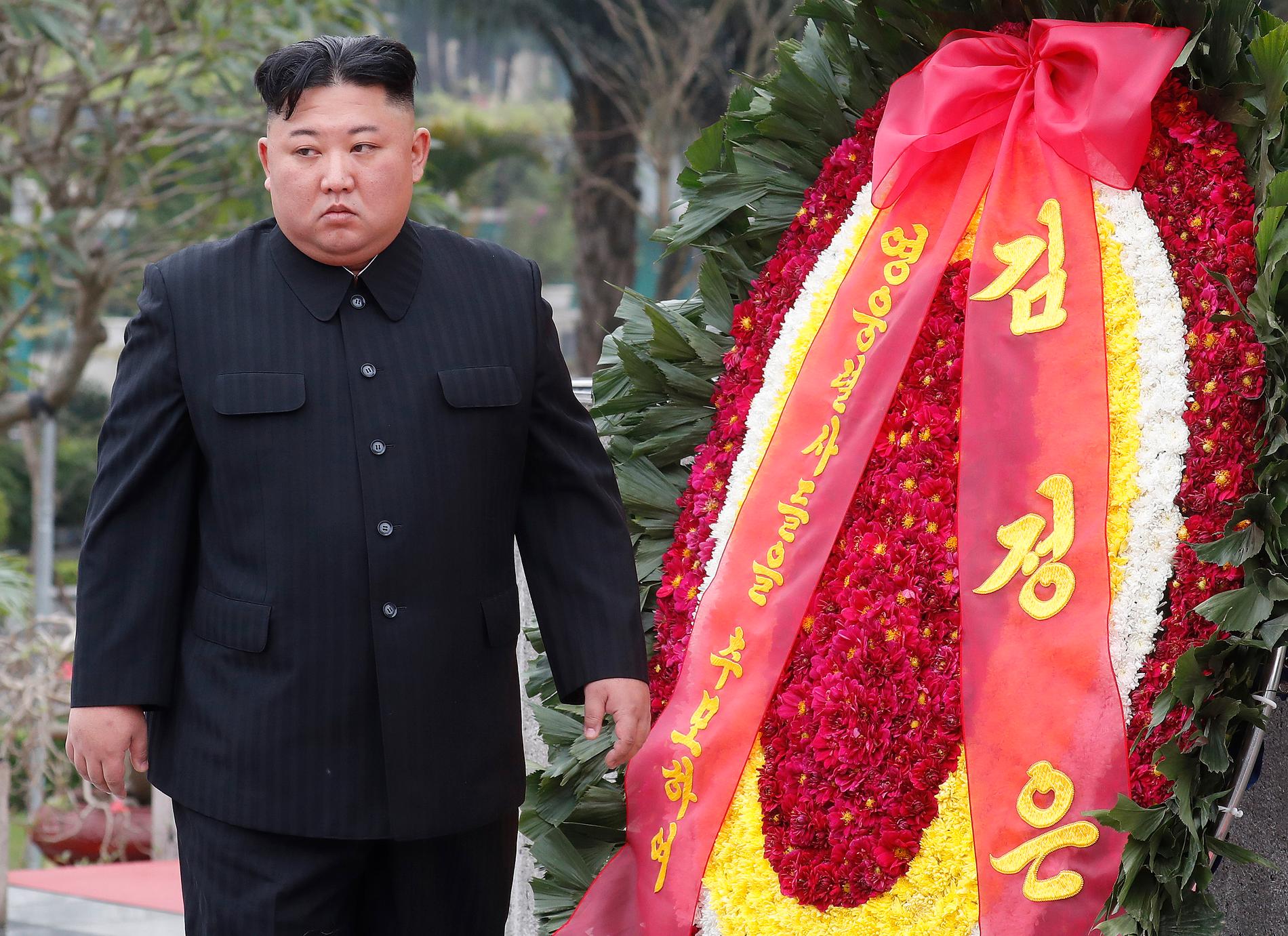 Nordkoreas ledare Kim Jong-Un lade en krans vid minnesplatsen för de stupade i Vietnamkriget samt utanför Ho Chi Minhs mausoleum under sin sista dag i Hanoi efter mötet med USA:s president Donald Trump.