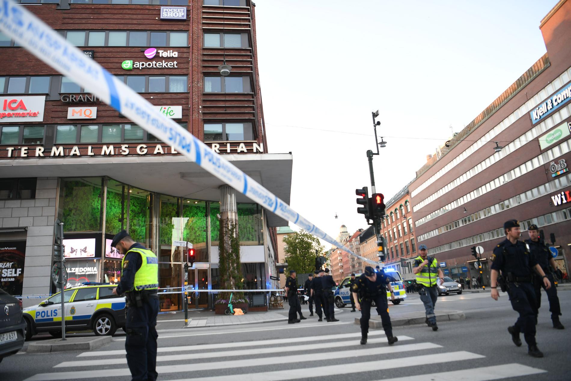 Två personer har hittats skadade i närheten av Västermalmsgallerian i Stockholm.