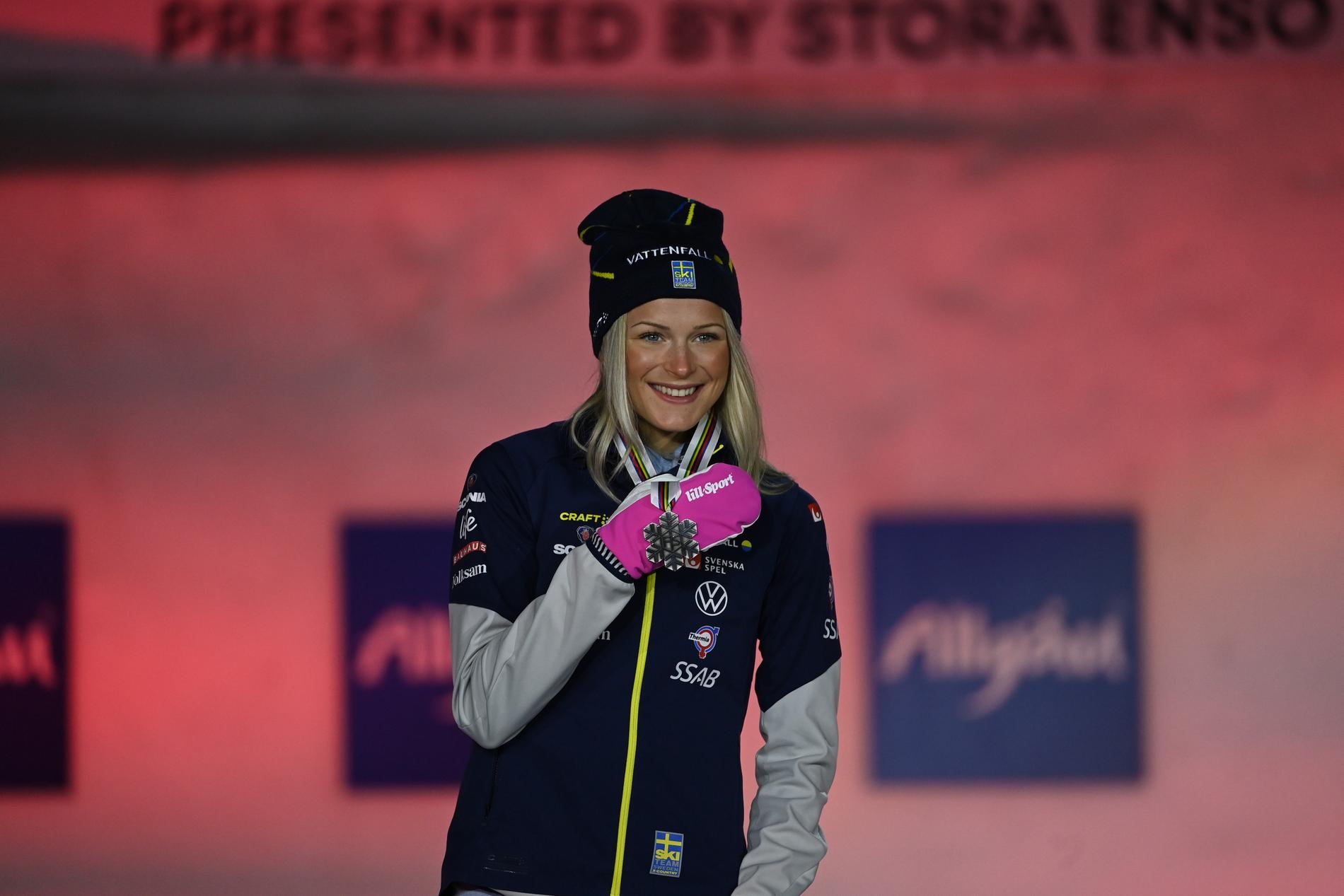 Frida Karlsson med silvermedaljen. 