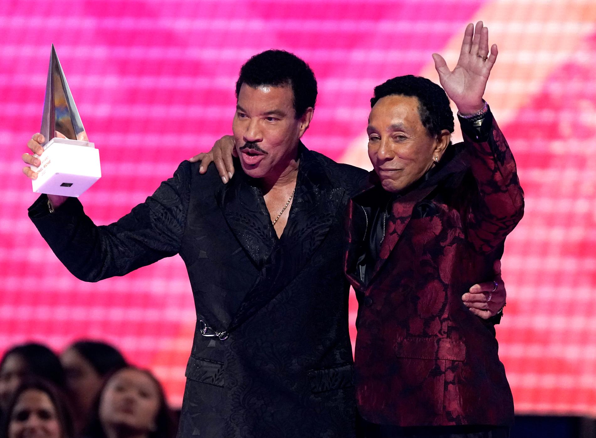  Smokey Robinson ger Lionel Richie en ”Icon award” på American Music Awards
