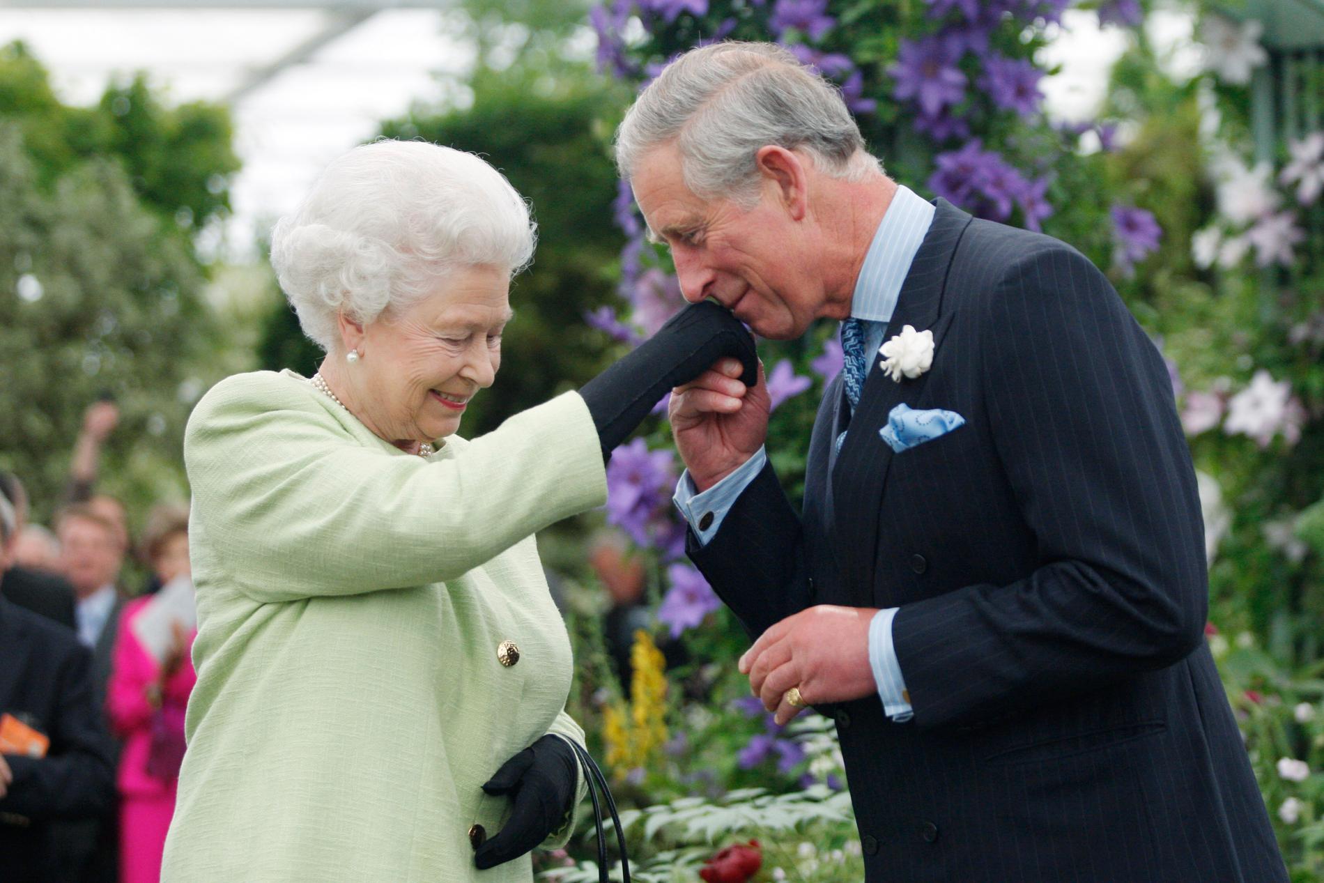 Storbritannien prins Charles, ger sin mor drottning Elizabeth en handkyss. Nu har hon uttryckt en önskan om att han en dag tar över som överhuvud för Samväldet. Arkivbild.