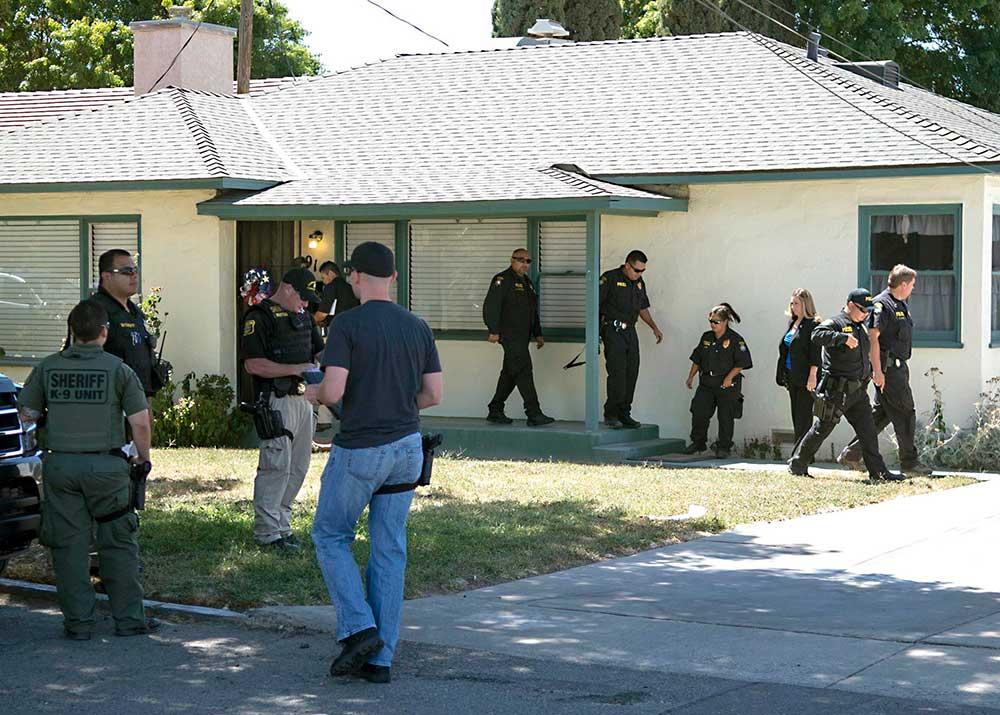 Poliser på plats vid Frank Carsons hus i Turlock, Kalifornien.