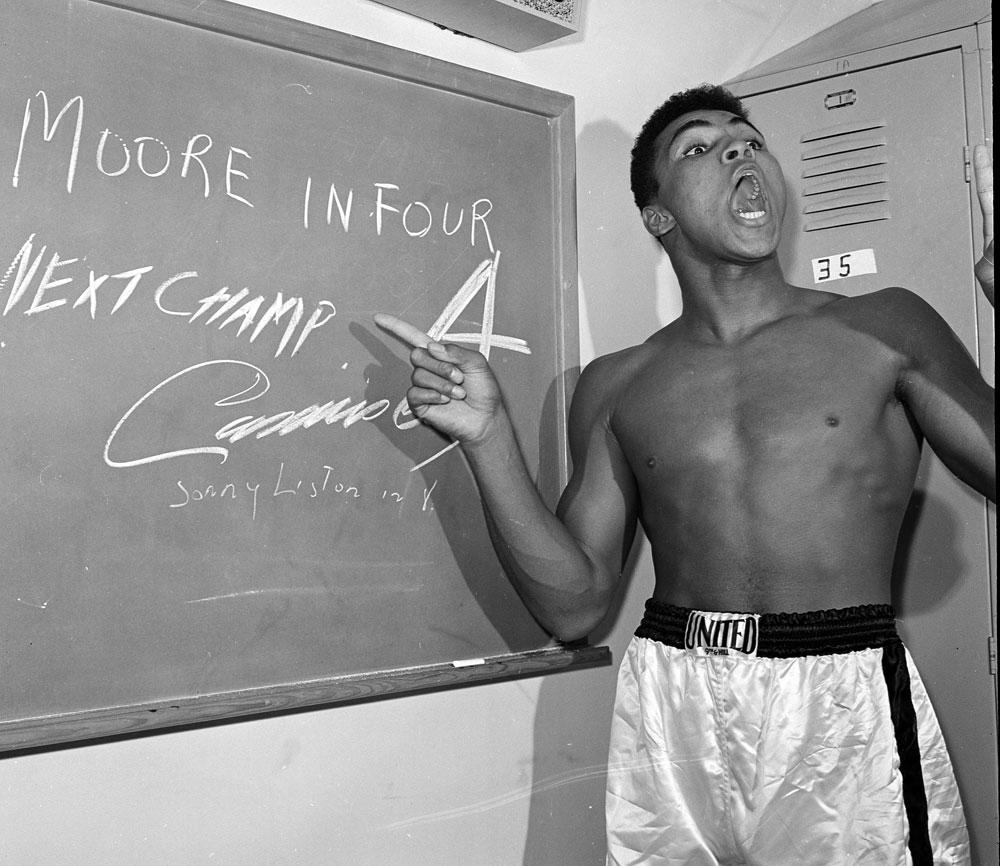 MOORE IN FOUR En ung Cassius Clay lovar seger i fjärde ronden mot Archie Moore i Los Angeles 1962. Jo, Clay fick rätt.